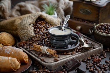 Eski bir fincanda sade kahve.