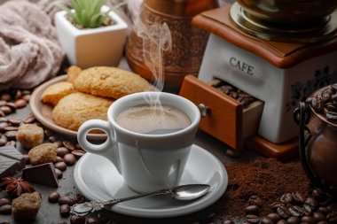 Eski bir fincanda sade kahve.