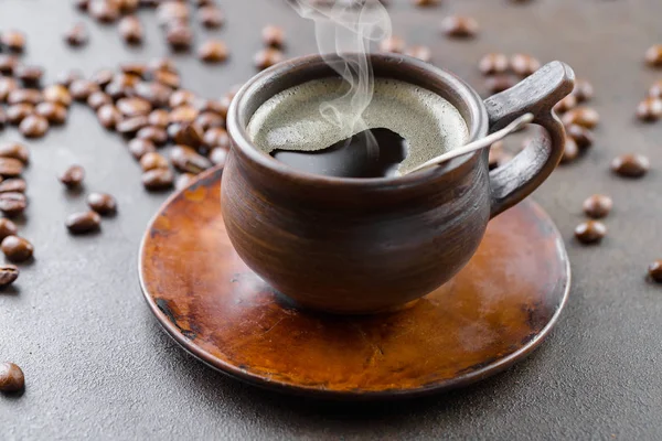 Zwarte Koffie Een Oude Achtergrond Een Kopje — Stockfoto