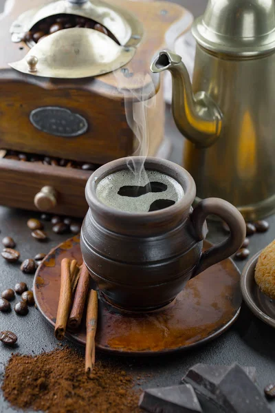 Zwarte Koffie Een Oude Achtergrond Een Kopje — Stockfoto