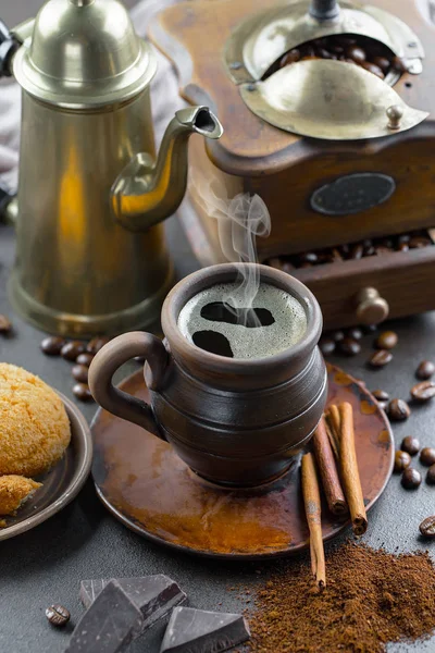 Zwarte Koffie Een Oude Achtergrond Een Kopje — Stockfoto