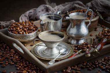 Eski bir fincanda sade kahve.