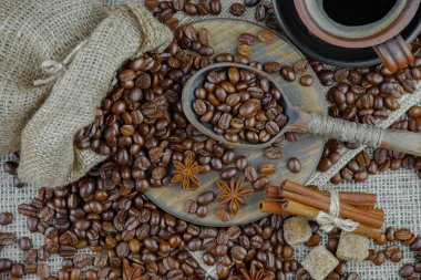 Eski bir fincanda sade kahve.