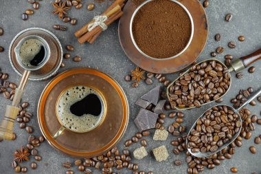 Eski bir fincanda sade kahve.