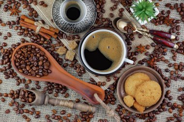 Eski bir fincanda sade kahve.