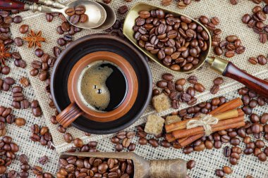 Eski bir fincanda sade kahve.