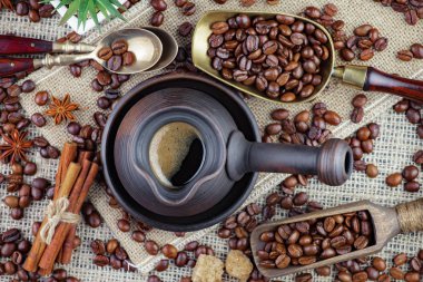 Eski bir fincanda sade kahve.