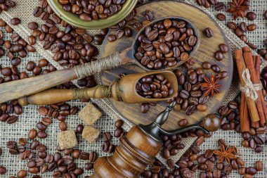 Eski bir fincanda sade kahve.