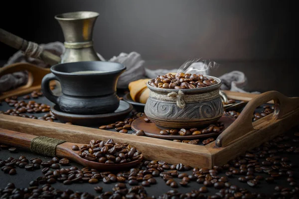 Zwarte Koffie Een Oude Achtergrond Een Kopje — Stockfoto