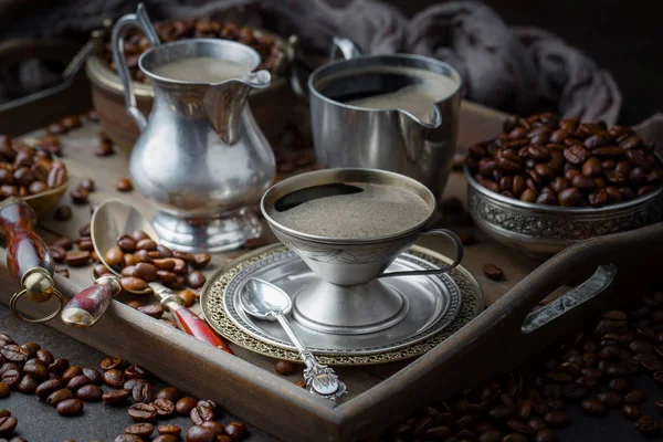 Café Noir Sur Vieux Fond Dans Une Tasse — Photo