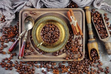 Eski bir fincanda sade kahve.