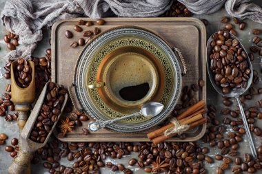 Eski bir fincanda sade kahve.