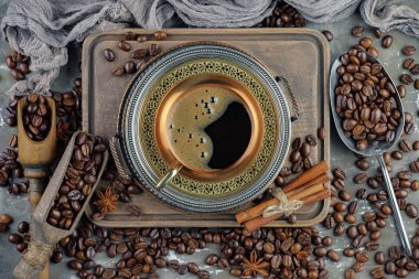 Eski bir fincanda sade kahve.