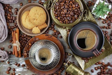 Eski bir fincanda sade kahve.