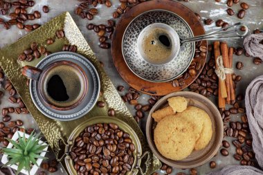 Eski bir fincanda sade kahve.