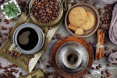 Eski bir fincanda sade kahve.