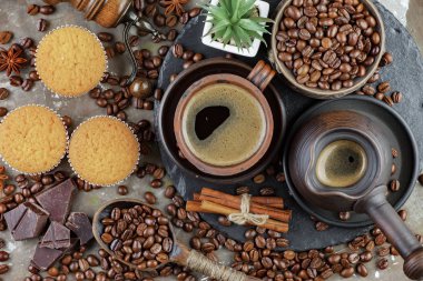 Eski bir fincanda sade kahve.