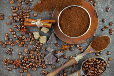 Eski bir fincanda sade kahve.