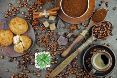 Eski bir fincanda sade kahve.