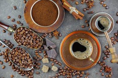 Eski bir fincanda sade kahve.