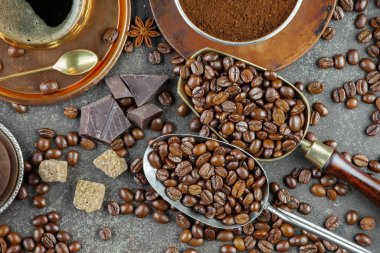 Eski bir fincanda sade kahve.