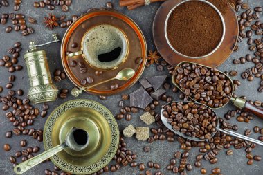 Eski bir fincanda sade kahve.