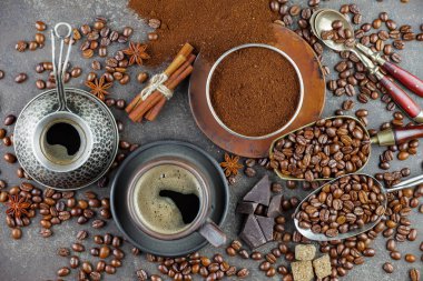 Eski bir fincanda sade kahve.