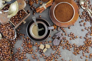 Eski bir fincanda sade kahve.