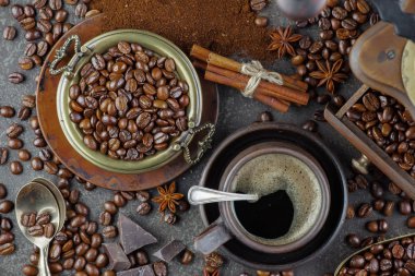 Eski bir fincanda sade kahve.