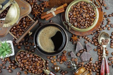 Eski bir fincanda sade kahve.