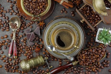 Eski bir fincanda sade kahve.