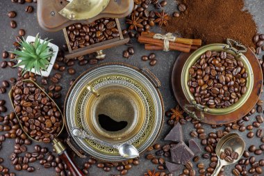 Eski bir fincanda sade kahve.