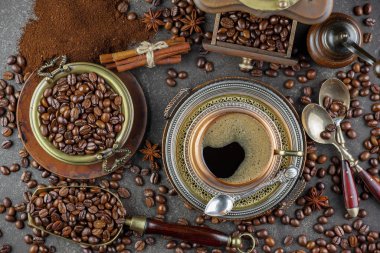 Eski bir fincanda sade kahve.