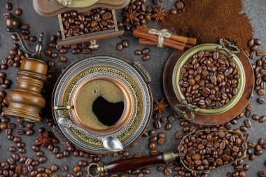 Eski bir fincanda sade kahve.