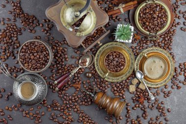 Eski bir fincanda sade kahve.