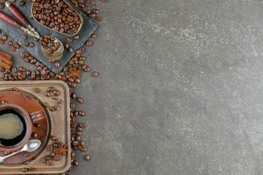 Eski bir fincanda sade kahve.