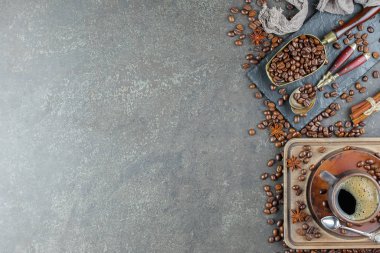 Eski bir fincanda sade kahve.