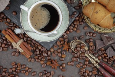 Eski bir fincanda sade kahve.