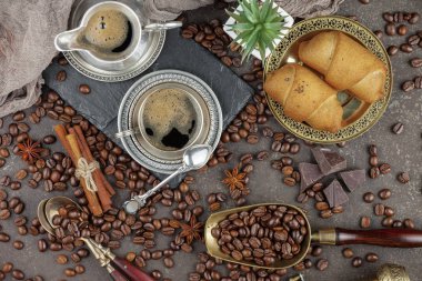 Eski bir fincanda sade kahve.