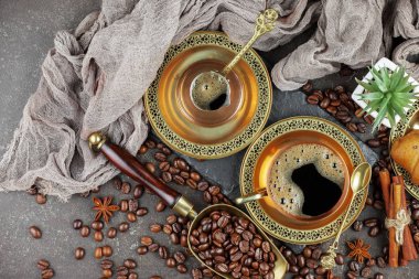 Eski bir fincanda sade kahve.