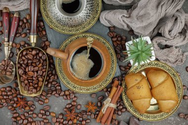 Eski bir fincanda sade kahve.