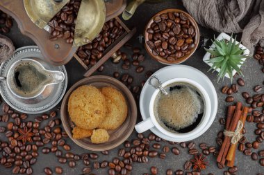 Eski bir fincanda sade kahve.