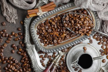 Eski bir fincanda sade kahve.