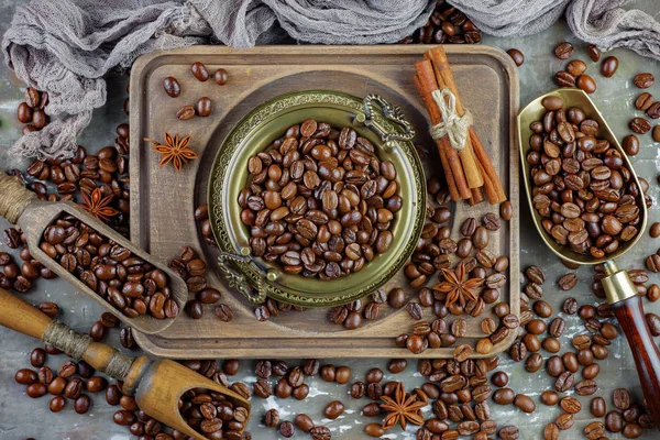 Café Noir Sur Vieux Fond Dans Une Tasse — Photo