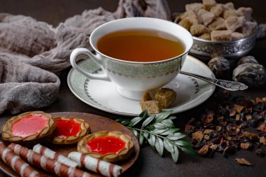 Masadaki kompozisyonda eski arkaplanda çay içilir.