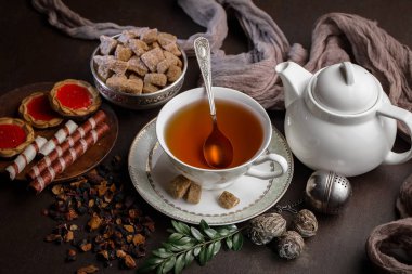 Masadaki kompozisyonda eski arkaplanda çay içilir.