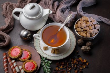 Masadaki kompozisyonda eski arkaplanda çay içilir.