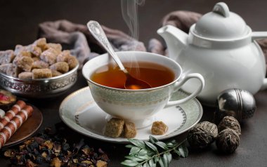 Masadaki kompozisyonda eski arkaplanda çay içilir.