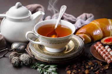 Masadaki kompozisyonda eski arkaplanda çay içilir.