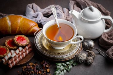 Masadaki kompozisyonda eski arkaplanda çay içilir.